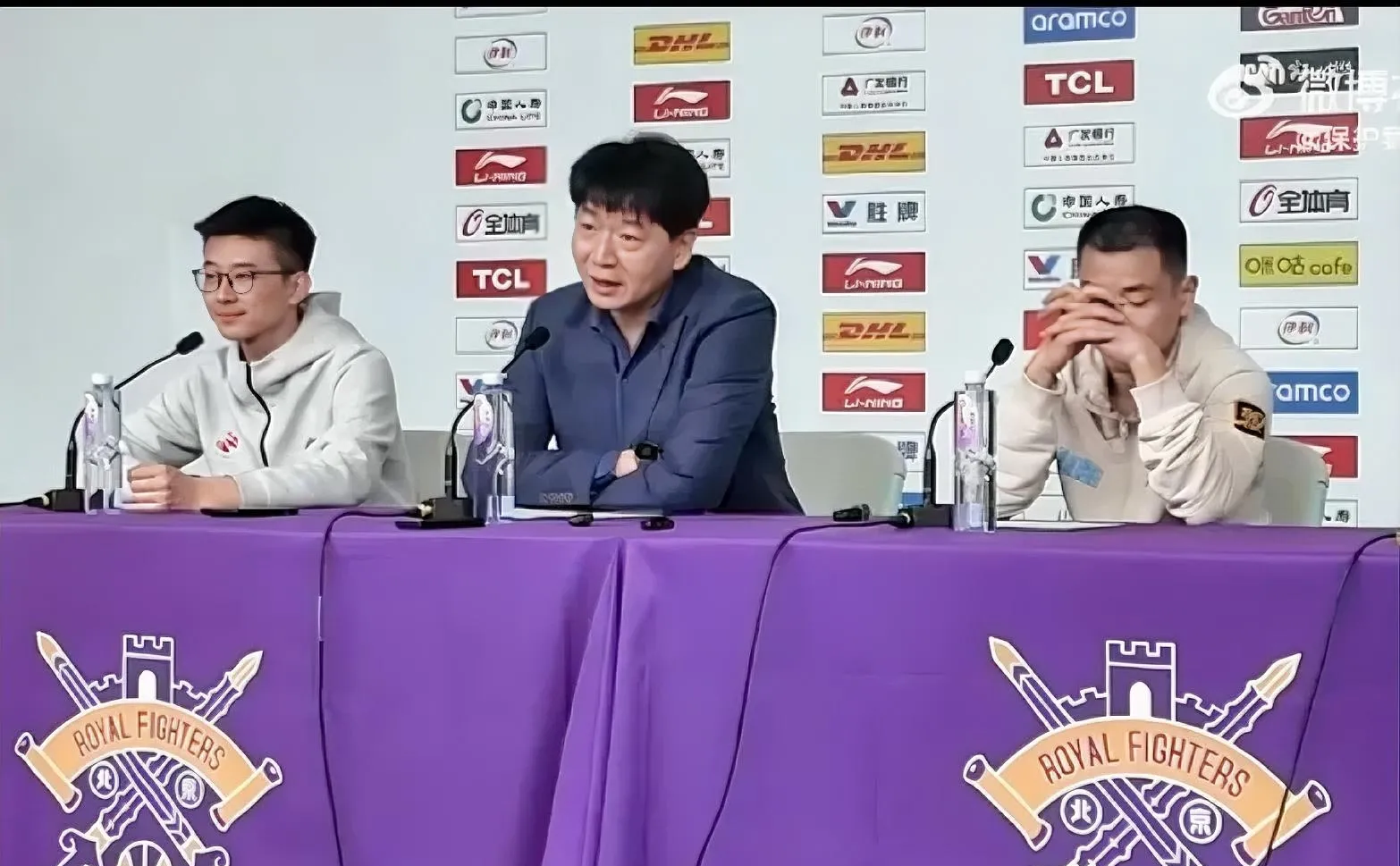  转会期山东男篮备战法甲；战术微调细节流出；气氛紧张；更衣室氛围转暖