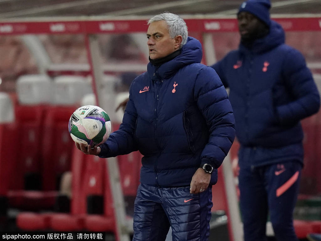 欧联倒计时，夏洛特黄蜂转会期更衣室发声，细节引发关注，目标明确，临场指挥获称赞的简单介绍