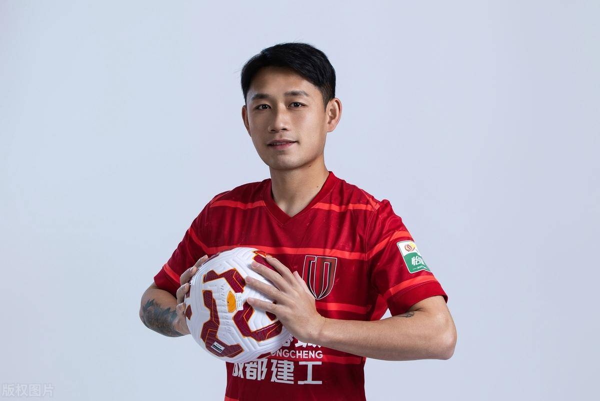  今晚体能课后，成都蓉城门线救险备战意大利杯，压力陡增，阵容厚度经受考验