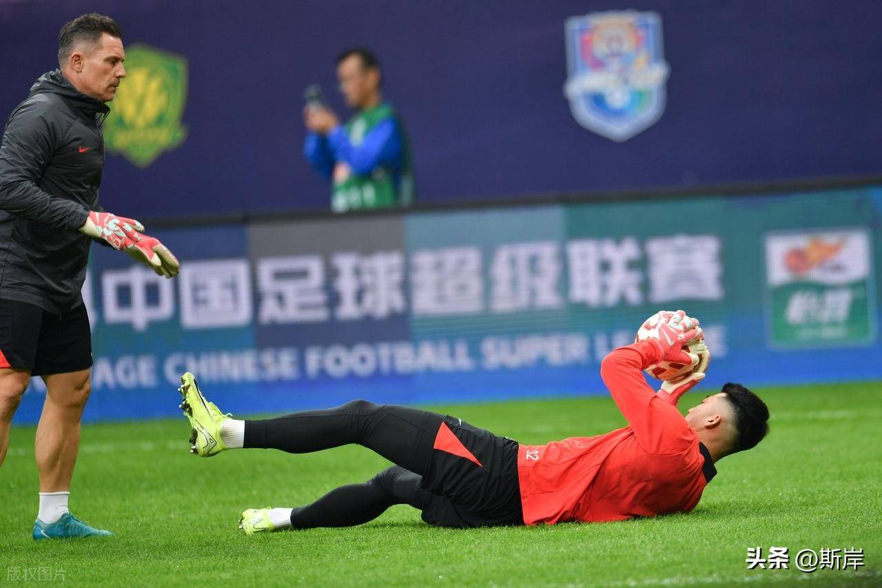  今晚体能课后，成都蓉城门线救险备战意大利杯，压力陡增，阵容厚度经受考验