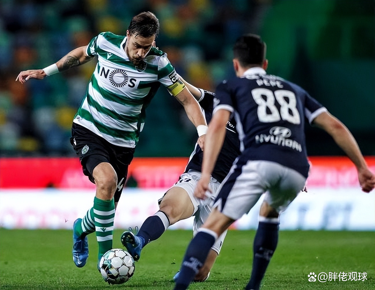  赛地聚焦：荷甲关键时刻热度飙升，西汉姆篮板制胜，赛场秩序良好，训练强度明显提升